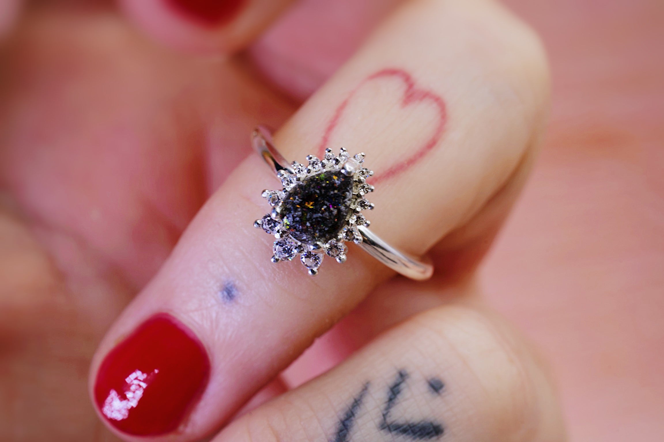 Umbilical ring centre with genuine white diamonds in pear shape 
