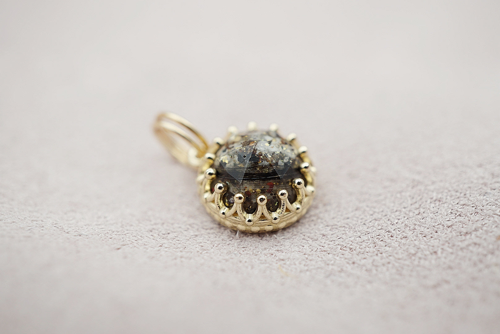 Solid gold pendant with cremation ash stone