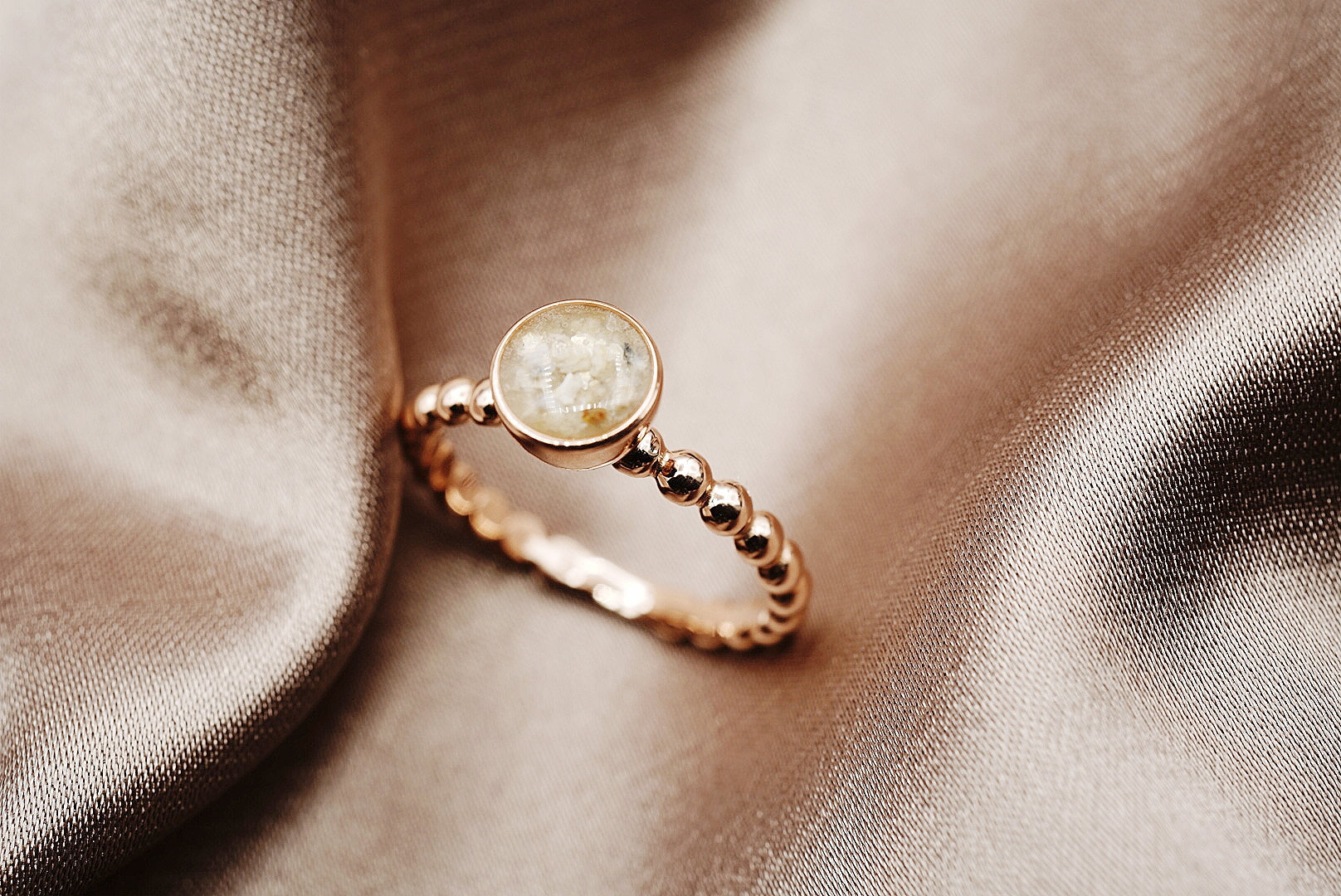Cremation ashes ring in solid gold