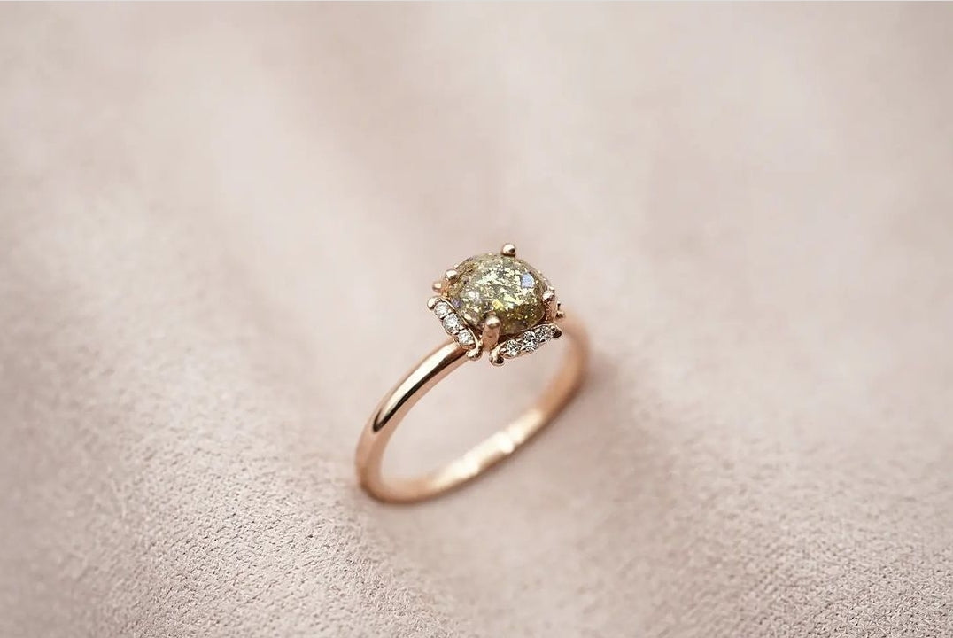 cremation ash ring in solid gold and genuine diamonds