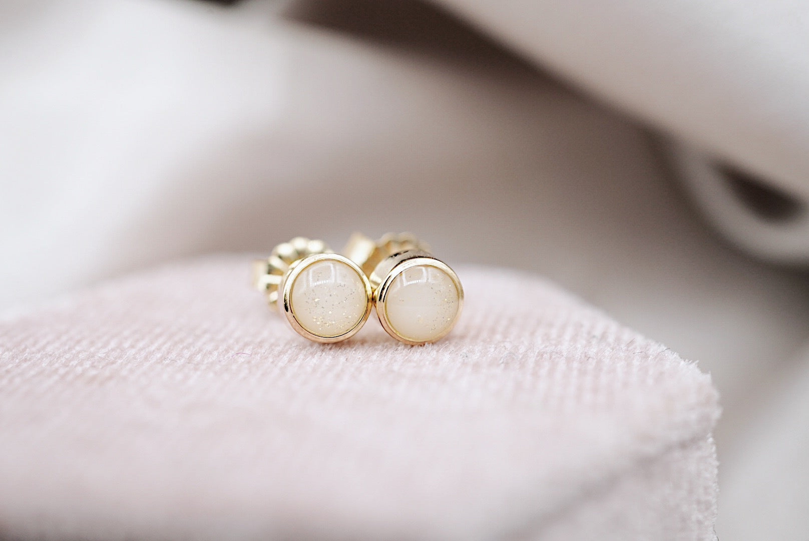 Breastmilk earrings in 14 solid gold 
